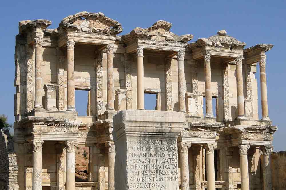 2560px-Library_of_Celsus_-_Efes_(Ephesus)_-_Turkey_(5754390443)