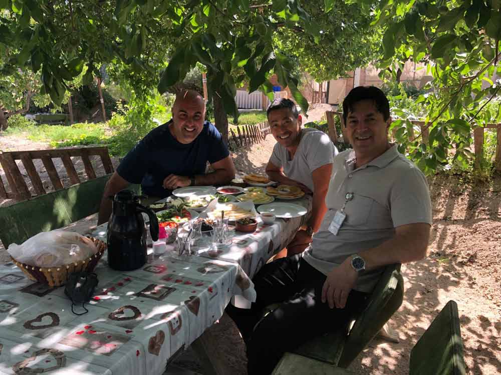 Meal-in-the-shade-with-Zeki